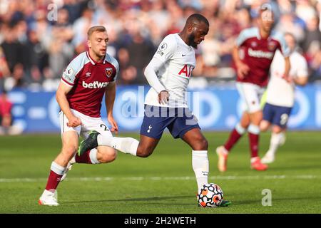 London, Großbritannien. Okt. 2021. Tanguy NDombele von Tottenham wird während des Spiels der Premier League im London Stadium, London, von Jarrod Bowen von West Ham United unter Druck gesetzt. Bildnachweis sollte lauten: Jacques Feeney/Sportimage Kredit: Sportimage/Alamy Live News Stockfoto