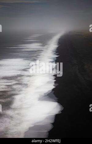 Island endloser schwarzer Sandstrand vom Kap Dyrholaey aus gesehen Stockfoto