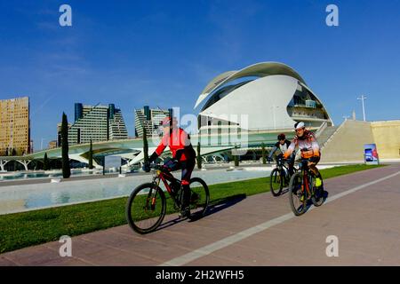 Valencia Stadt der Künste und Wissenschaften, Männer Fahrrad fahren, Valencia Turia Park Menschen Radfahren in der modernen spanischen Stadtarchitektur Stockfoto