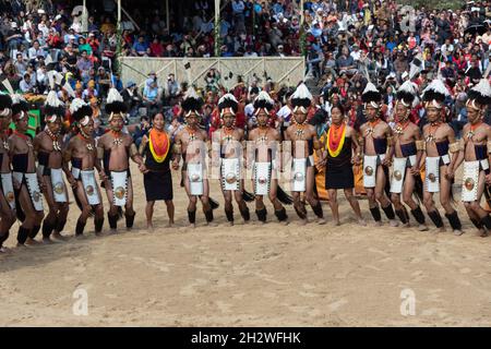 Eine Gruppe von Naga-Stammesmännern und -Frauen, die ihre traditionelle Kleidung trugen, tanzten während des Hornbill-Festivals in Nagaland, Indien, am 4. Dezember 2016 Stockfoto