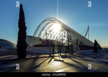 Valencia Spanien Blick auf die Straße Europa Moderne Stadt Valencia Umbracle Sonnenuntergang Schatten Stockfoto