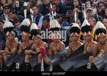 Naga-Stammesmänner, die am 3. Dezember 2016 in traditioneller Kriegerkleidung im Dorf Kisama in Nagaland Indien sitzen Stockfoto