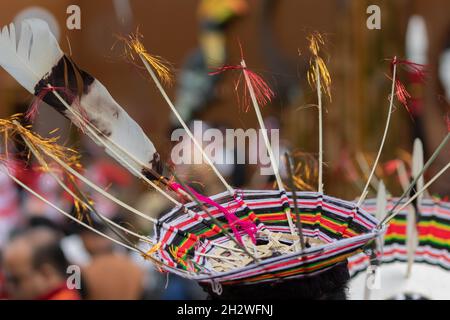 Abstrakte Abbildung eines traditionellen Naga-Kopfrads aus Strohhalmen mit Hornbill-Vogelfeder Stockfoto