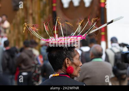 Rückportrait des Naga-Mannes mit traditioneller Naga-Kopfbedeckung aus Stroh beim Hornbill Festival in Nagaland, Indien, am 12. Dezember 2016 Stockfoto