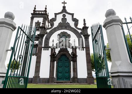 Die Ermida Mae de Deus liegt auf einem Hügel in Ponta Delgada im Azoren-Archipel, Sao Miguel, Azoren, Portugal Stockfoto