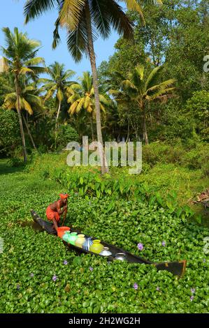 Trinkwassermangel in Alappuzha, Einem Boot voller Trinkwasser, das durch den verschmutzten Vembanad-See in Kerala segelt.Wasserknappheit in Kuttanad Stockfoto