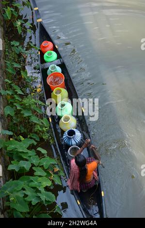 Trinkwassermangel in Alappuzha, Einem Boot voller Trinkwasser, das durch den verschmutzten Vembanad-See in Kerala segelt.Wasserknappheit in Kuttanad Stockfoto