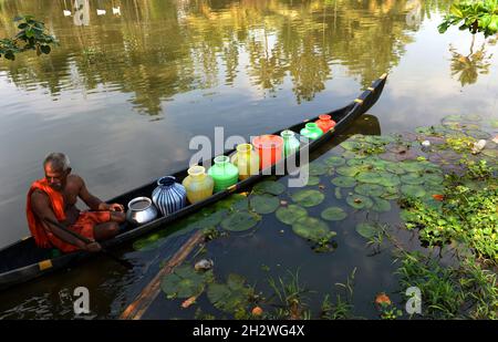 Trinkwassermangel in Alappuzha, Einem Boot voller Trinkwasser, das durch den verschmutzten Vembanad-See in Kerala segelt.Wasserknappheit in Kuttanad Stockfoto