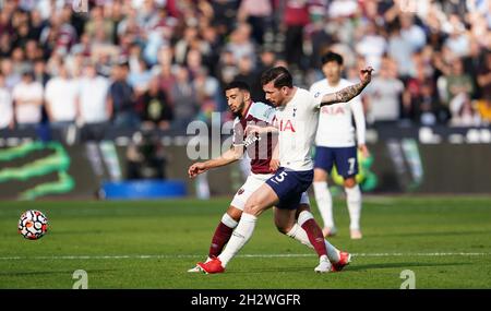 Said Benrahma (links) von West Ham United und Pierre-Emile Hojbjerg von Tottenham Hotspur kämpfen während des Premier League-Spiels im Londoner Stadion um den Ball. Bilddatum: Sonntag, 24. Oktober 2021. Stockfoto