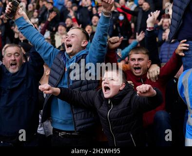 Barnsley, Großbritannien. Okt. 2021. Die Fans von Sheffield United feiern das Spiel der Sky Bet Championship in Oakwell, Barnsley. Bildnachweis sollte lauten: Andrew Yates/Sportimage Kredit: Sportimage/Alamy Live News Stockfoto