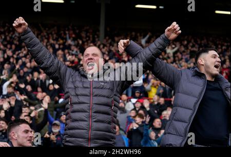 Barnsley, Großbritannien. Okt. 2021. Die Fans von Sheffield United feiern das Spiel der Sky Bet Championship in Oakwell, Barnsley. Bildnachweis sollte lauten: Andrew Yates/Sportimage Kredit: Sportimage/Alamy Live News Stockfoto