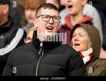 Barnsley, Großbritannien. Okt. 2021. Die Fans von Sheffield United feiern das Spiel der Sky Bet Championship in Oakwell, Barnsley. Bildnachweis sollte lauten: Andrew Yates/Sportimage Kredit: Sportimage/Alamy Live News Stockfoto