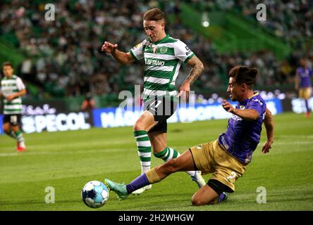 LISSABON, PORTUGAL - 23. OKTOBER: Nuno Santos von Sporting CP tritt mit Rodrigo Conceicao vom Moreirense FC beim Liga Portugal Bwin-Spiel zwischen Sporting CP und Moreirense FC im Estadio Jose Alvalade am 23. Oktober 2021 in Lissabon, Portugal, um den Ball an. (Foto nach MB-Medien) Stockfoto