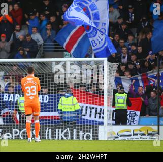 24. Oktober 2021; St Mirren Park, Paisley, Renfrewshire, Schottland; Scottish Premier League Football, St Mirren gegen Rangers FC; Jon McLaughlin von Rangers applaudiert die Fans nach dem letzten Pfiff Stockfoto