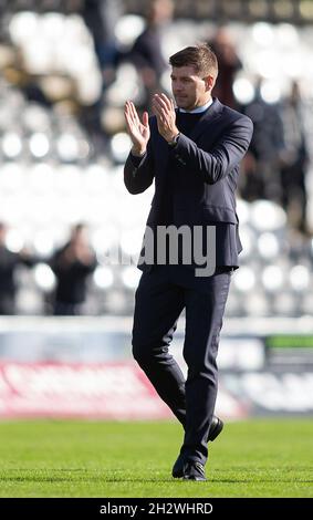 24. Oktober 2021; St Mirren Park, Paisley, Renfrewshire, Schottland; Scottish Premier League Football, St Mirren gegen Rangers FC; Rangers Manager Steven Gerrard applaudiert die Fans in Vollzeit Stockfoto