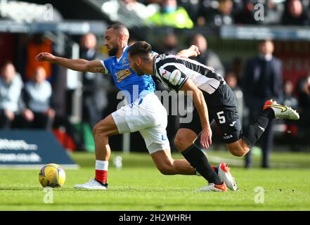 24. Oktober 2021; St Mirren Park, Paisley, Renfrewshire, Schottland; Der schottische Premier League-Fußball, St. Mirren gegen den Rangers FC; Conor McCarthy von St. Mirren bekämpft Kemar Roofe von den Rangers Stockfoto