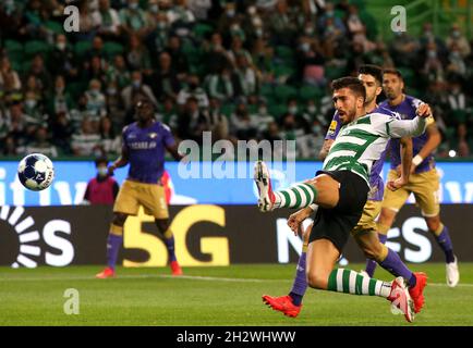 LISSABON, PORTUGAL - 23. OKTOBER: Paulinho von Sporting CP kämpft mit Fabio Pacheco vom FC Moreirense während des Liga Portugal Bwin-Spiels zwischen Sporting CP und Moreirense FC im Estadio Jose Alvalade am 23. Oktober 2021 in Lissabon, Portugal, um den Ball. (Foto nach MB-Medien) Stockfoto