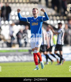 24. Oktober 2021; St Mirren Park, Paisley, Renfrewshire, Schottland; Scottish Premier League Football, St. Mirren gegen Rangers FC; Borna Barisic von den Rangers brüllt nach dem Sieg zu den Fans Stockfoto