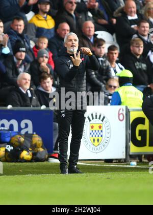 24. Oktober 2021; St Mirren Park, Paisley, Renfrewshire, Schottland; Scottish Premier League Football, St Mirren gegen Rangers FC; St Mirren-Manager Jim Goodwin gibt taktische Anweisungen an seine Seite Stockfoto