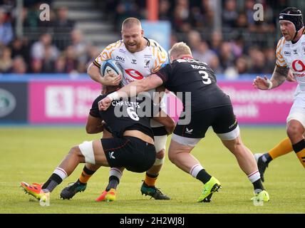 Wasps' Tom West (Mitte) wurde von Saracens' Andy Christie (links) und Vincent Koch während des Spiels der Gallagher Premiership im StoneX Stadium, London, angegangen. Bilddatum: Sonntag, 24. Oktober 2021. Stockfoto