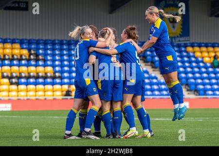 London, Großbritannien. Okt. 2021. Plough Lane, London, England, OC TOR 1-0 AFC Wimbledon Spieler feiern ihr frühes Tor von AFC Wimbledon Verteidiger Kelly Highman (5) im Vitality Womens FA Cup Spiel zwischen AFC Wimbledon und Walton Casuals im Cherry Red Records Stadium, Plough Lane, London, England. Stephen Flynn/SPP Kredit: SPP Sport Pressefoto. /Alamy Live News Stockfoto