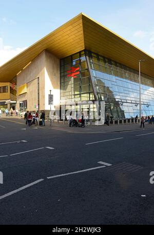 Neue Fassade am Bahnhof Glasgow Queen Street, Schottland. Stockfoto