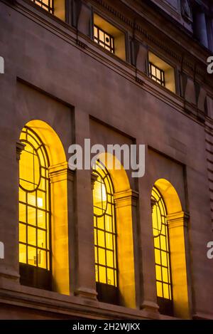 Fenster der Methodist Central Hall, City of Westminster, London, England, Großbritannien Stockfoto