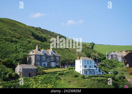 Blick über die Bucht von Port Isaac, Cornwall. Zu den Gebäuden gehört Fern Cottage, das als Operation in der TV-Serie Doc Martin verwendet wurde Stockfoto