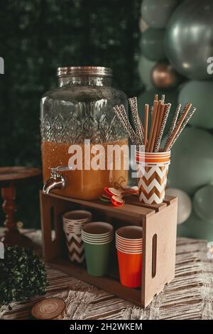 Ein Tisch mit Saft und Plastikbechern zum Geburtstag eines Kindes Stockfoto