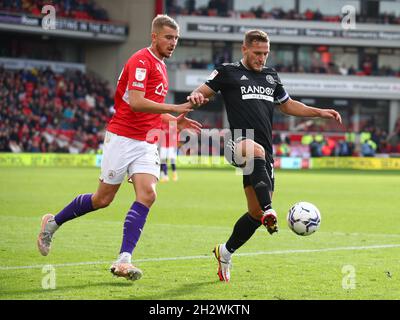 Barnsley, England, 24. Oktober 2021. Billy Sharp von Sheffield Utd und Michal Helik von Barnsley während des Sky Bet Championship-Spiels in Oakwell, Barnsley. Bildnachweis sollte lauten: Simon Bellis / Sportimage Stockfoto