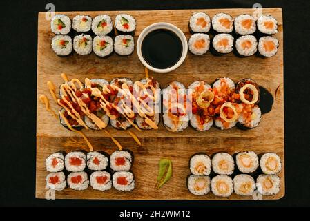 Verschiedene Sushi Nigiri und Maki Big Set auf Schiefer. Eine Auswahl an japanischem Sushi mit Thunfisch, Krabben, Lachs, Aal und Brötchen. Draufsicht Stockfoto