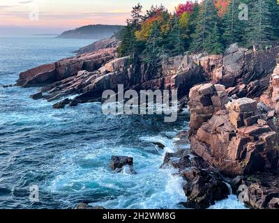 Acadia National Park, ME - USA - 13. Okt. 2021: Herbstlandschaft eines Sonnenaufgangs in Newport Cove im Acadia National Park, mit Meeresbrandung, die sich abstürzt Stockfoto