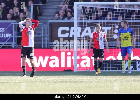 LEEUWARDEN, NIEDERLANDE - 24. OKTOBER: Guus Til von Feyenoord Rotterdam sieht während des niederländischen Eredivisie-Spiels zwischen SC Cambuur und Feyenoord am 24. Oktober 2021 im Cambuur Stadion in Leeuwarden, Niederlande, niedergeschlagen aus (Foto: Henk Jan Dijks/Orange Picts) Stockfoto