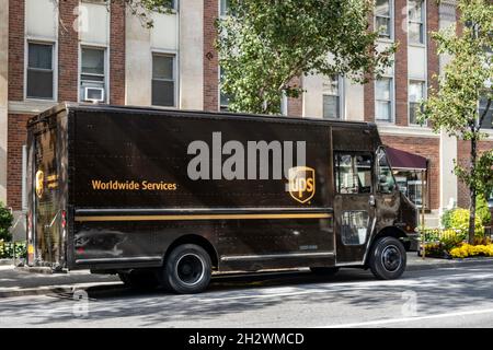 UPS-Lieferwagen auf einer Straße in New York City, USA, geparkt Stockfoto