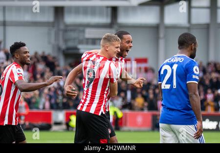 Brentford Mathias Jorgensen erzielte am 24. Oktober 2021 im Brentford Community Stadium, Brentford, England, beim Premier League-Spiel zwischen Brentford und Leicester City das erste Tor. Foto von Andrew Aleksiejczuk / Prime Media Images. Stockfoto