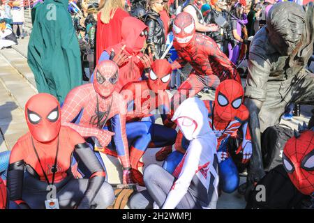 Excel, London, Großbritannien. Okt. 2021. Cosplayer und Fans von Anime, Sci-Fi, Spielen und aller Popkultur kommen an ihrem letzten Tag erneut zur MCM Comic Con London ins Excel Exhibition Center in London. Kredit: Imageplotter/Alamy Live Nachrichten Stockfoto