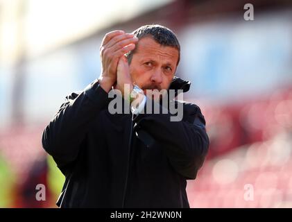 Barnsley, England, 24. Oktober 2021. Slavisa Jokanovic, Managerin von Sheffield Utd, applaudiert den Fans beim Sky Bet Championship-Spiel in Oakwell, Barnsley. Bildnachweis sollte lauten: Simon Bellis / Sportimage Stockfoto