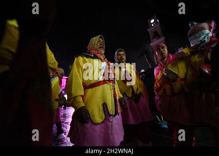 23. Oktober 2021: Tanzgruppen der Gemeinde PatlanalÃ¡tanzen in der Kathedrale der Stadt Xalapa zu Ehren von San Rafael GuÃ­zar und Valencia (Bild: © Hector Adolfo Quintanar Perez/ZUMA Press Wire) Stockfoto