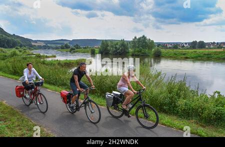 Radfahrer, Weserradweg, Weser nahe Heinsen, Niedersachsen, Deutschland Stockfoto