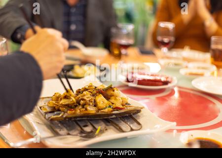 Bambusmuscheln in spezieller Sauce im chinesischen Fischrestaurant gebraten Stockfoto