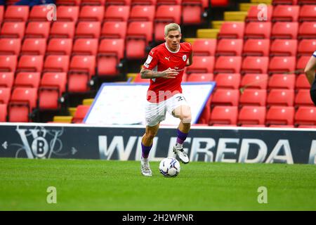 Oakwell, Barnsley, England - 24. Oktober 2021 Dominik Frieser (28) von Barnsley - während des Spiels Barnsley gegen Sheffield United, Sky Bet EFL Championship 2021/22, in Oakwell, Barnsley, England - 24. Oktober 2021, Credit: Arthur Haigh/WhiteRosePhotos/Alamy Live News Stockfoto