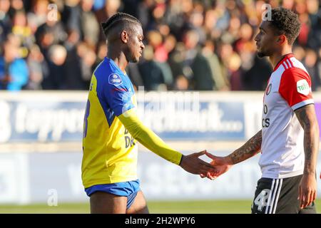 LEEUWARDEN, NIEDERLANDE - 24. OKTOBER: David Sambissa vom SC Cambuur und Reiss Nelson von Feyenoord Rotterdam während des niederländischen Eredivisie-Spiels zwischen SC Cambuur und Feyenoord am 24. Oktober 2021 im Cambuur Stadion in Leeuwarden, Niederlande (Foto: Henk Jan Dijks/Orange Picts) Stockfoto