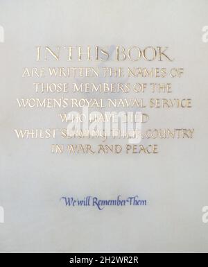 Nahaufnahme einer Seite des Erinnerungsbuches des Royal Naval Service der Frauen, das in St. Mary Le Strand, London, der offiziellen Kirche des Royal Naval Service der Frauen, des Royal Naval Reserve der Frauen und der Association of Wrens, abgehalten wurde. Das Foto zeigt eine Seite mit der Überschrift: „in diesem Buch sind die Namen der Mitglieder des Royal Women’s Naval Service geschrieben, die während ihres Kriegs- und Friedensdienstes im Dienst ihres Landes gestorben sind – Wir werden uns an sie erinnern“. Aufgenommen in den 1990er Jahren. Stockfoto