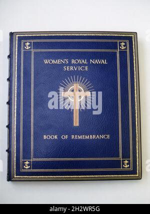 Ein Foto des Titelbildes des Erinnerungsbuches des Royal Naval Service der Frauen in St. Mary Le Strand, London, der offiziellen Kirche des Royal Naval Service der Frauen, des Royal Naval Reserve der Frauen und der Association of Wrens. Das Buch ist in blauem Leder gebunden und mit vergoldeten Werkzeugen verziert. Aufgenommen in den 1990er Jahren. Stockfoto