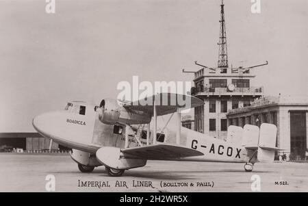 Vintage-Fotopostkarte mit dem Titel „Imperial Air Liner (Bouton & Paul)“, auf der das Passagierflugzeug Imperial Airways Boulton Paul P.71A mit dem Namen ‘Boadicea’ am Flughafen Croydon, circa, abgebildet ist. 1935. Dieses Flugzeug ging am 25. September 1936 auf einem Flug von Croydon nach Le Bourget, Paris, im Ärmelkanal vor Dungeness, Kent, verloren. Beide Mitglieder der Besatzung kamen ums Leben. Stockfoto