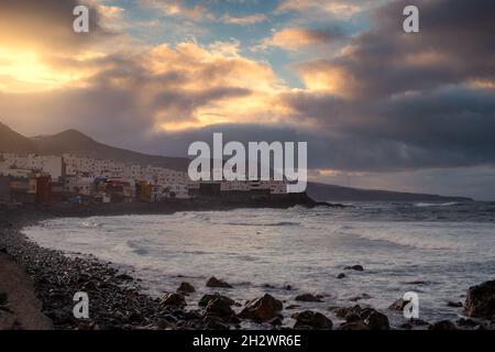 Seascape. Blick auf El Roque von El Altillo bei Sonnenuntergang. Moya. Gran Canaria. Kanarische Inseln. spanien Stockfoto