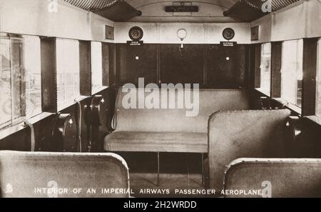 Vintage-Fotopostkarte mit dem Titel „Innere eines Passagierflugzeugs von Imperial Airways“. Stockfoto