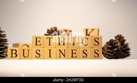 Das Wort Geschäftsethik wurde aus Holzwürfeln geschaffen. Stockfoto