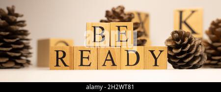 Be ready wird aus Holzwürfeln hergestellt. Bildungskonzept. Stockfoto