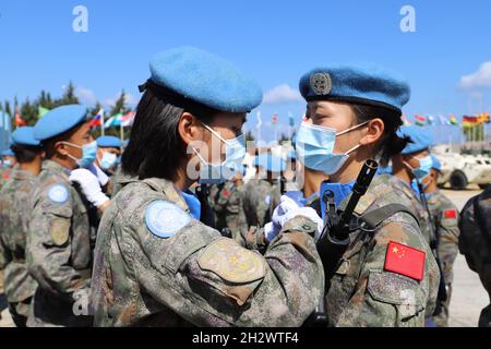 (211024) -- PEKING, 24. Oktober 2021 (Xinhua) -- Soldaten des chinesischen Kontingents der UN-Interimstruppe im Libanon (UNIFIL) werden am 16. Juni 2021 bei einer Medaillenparadezeremonie im Südlibanon mit der Friedensmedaille der Vereinten Nationen ausgezeichnet. (Foto von Liu Xiongma/Xinhua) Stockfoto